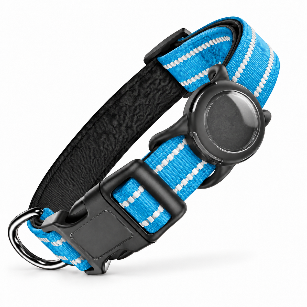 Collier réfléchissant bleu pour chien avec support AirTag vide sur fond blanc
